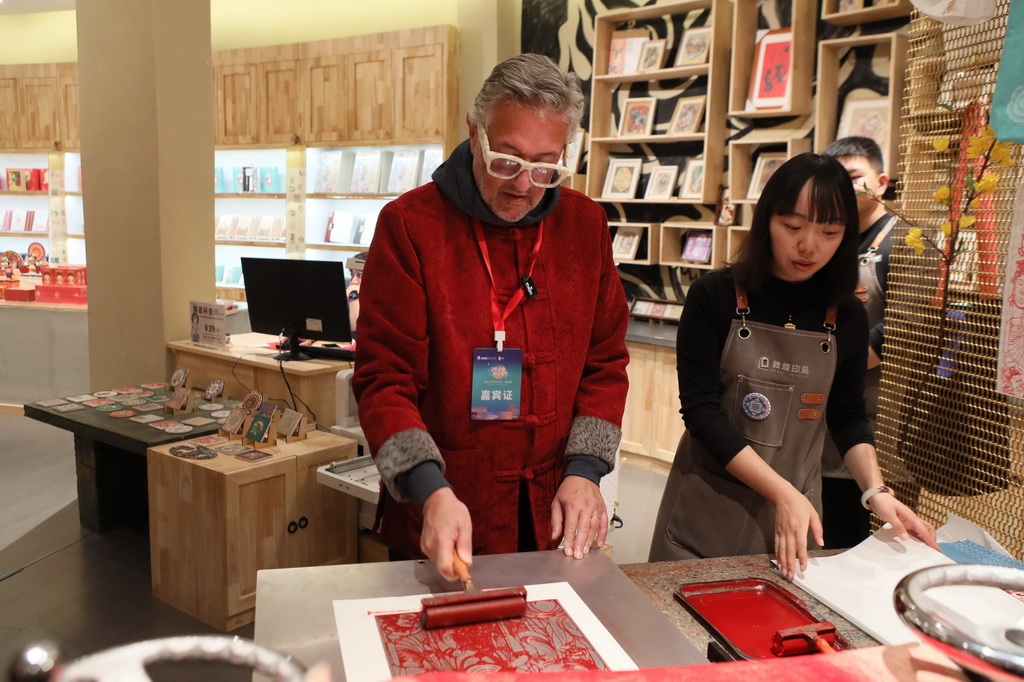 10月11日，外国嘉宾在敦煌印局参观体验。新华社记者 张睿 摄