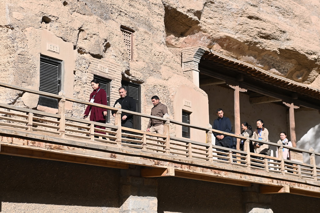 10月12日，外国嘉宾在敦煌莫高窟参观。新华社记者 范培珅 摄