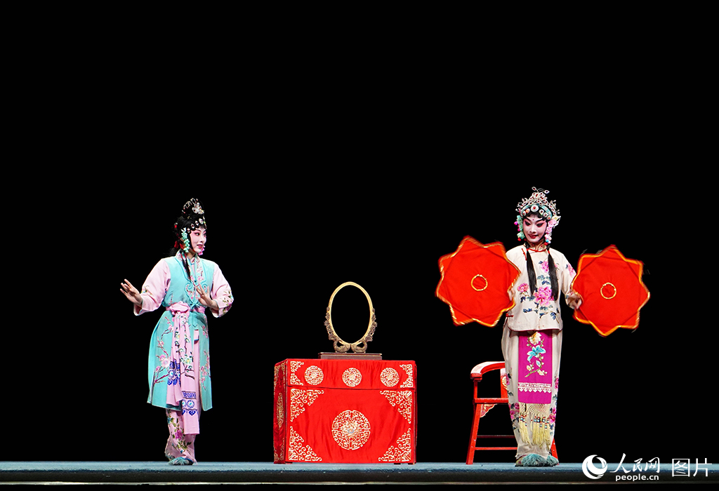 婺剧《挂画》精彩上演。