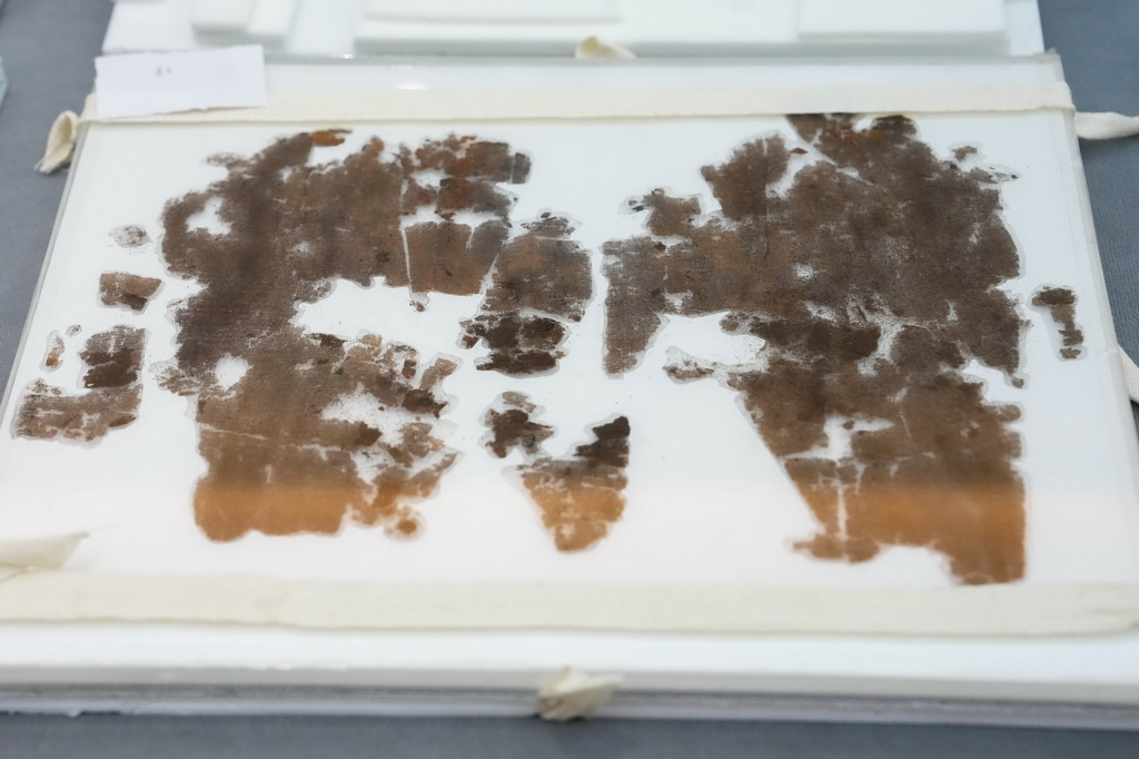 这是9月11日在湖南省博物馆拍摄的部分长沙子弹库战国帛书。