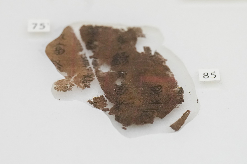 这是9月11日在湖南省博物馆拍摄的部分长沙子弹库战国帛书。