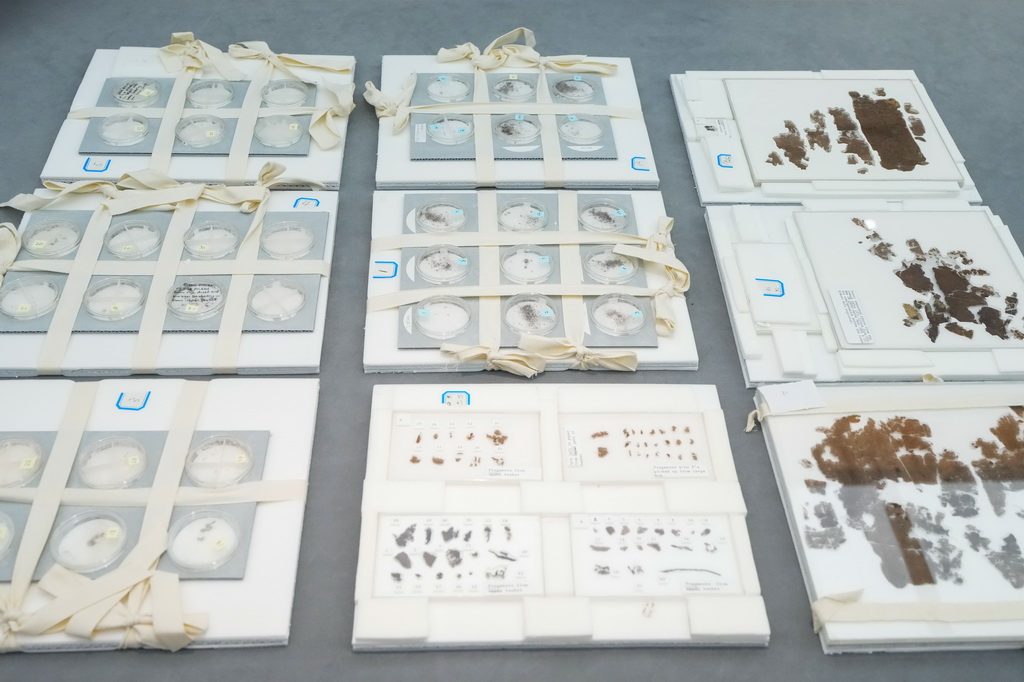 这是9月11日在湖南省博物馆拍摄的部分长沙子弹库战国帛书。