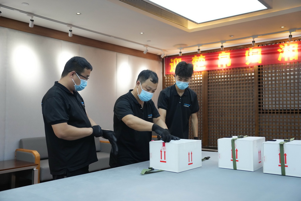 9月11日，工作人员在湖南省博物馆打开装有长沙子弹库战国帛书的箱子准备核验。