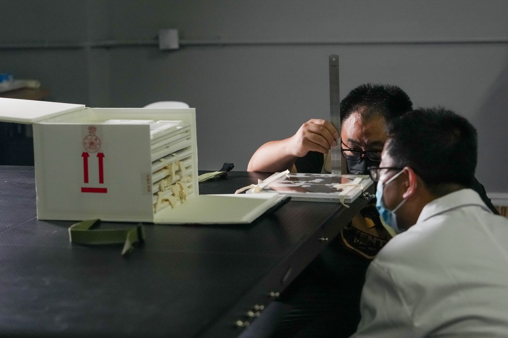 9月11日，工作人员在湖南省博物馆文物库房内准备对长沙子弹库战国帛书进行标准化影像采集。