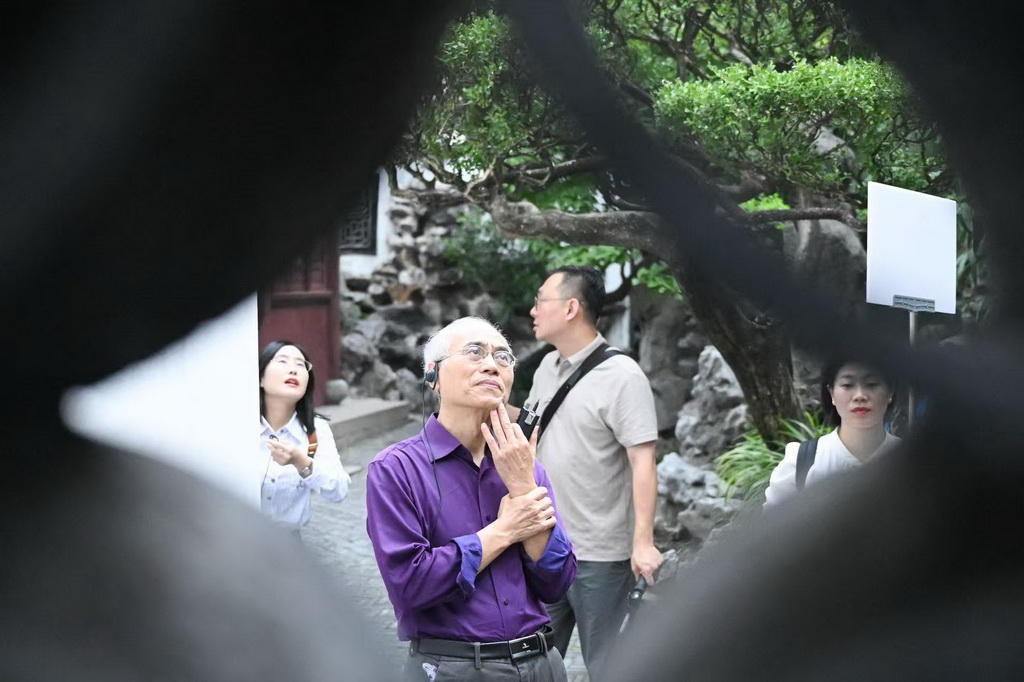 10月13日，嘉賓在上海豫園參觀。新華社記者 陳浩明 攝