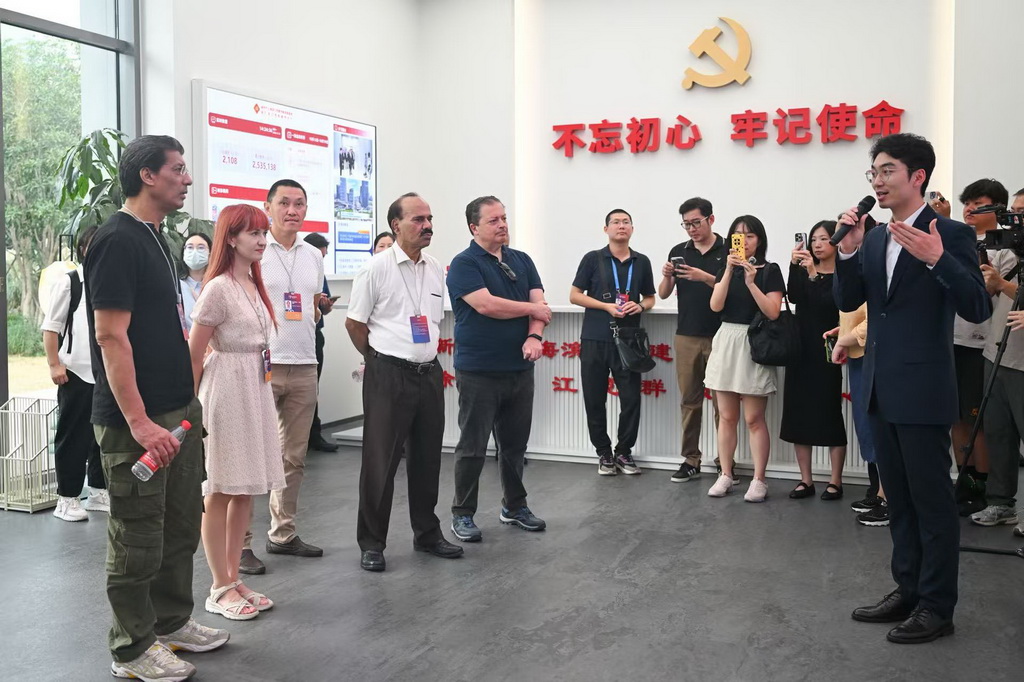 10月13日，嘉宾在上海徐汇滨江党群服务中心参观。新华社记者 陈浩明 摄