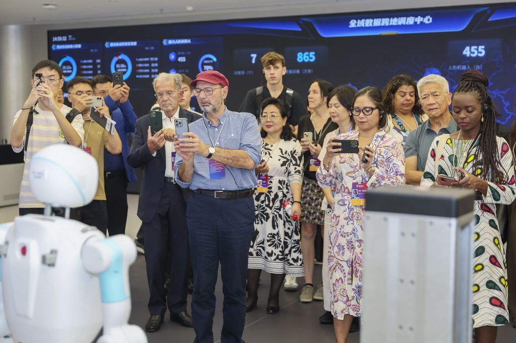 10月13日，嘉賓在上海浦東新區張江科學城內的“模力社區”參觀拍攝人形機器人。新華社記者 王翔 攝