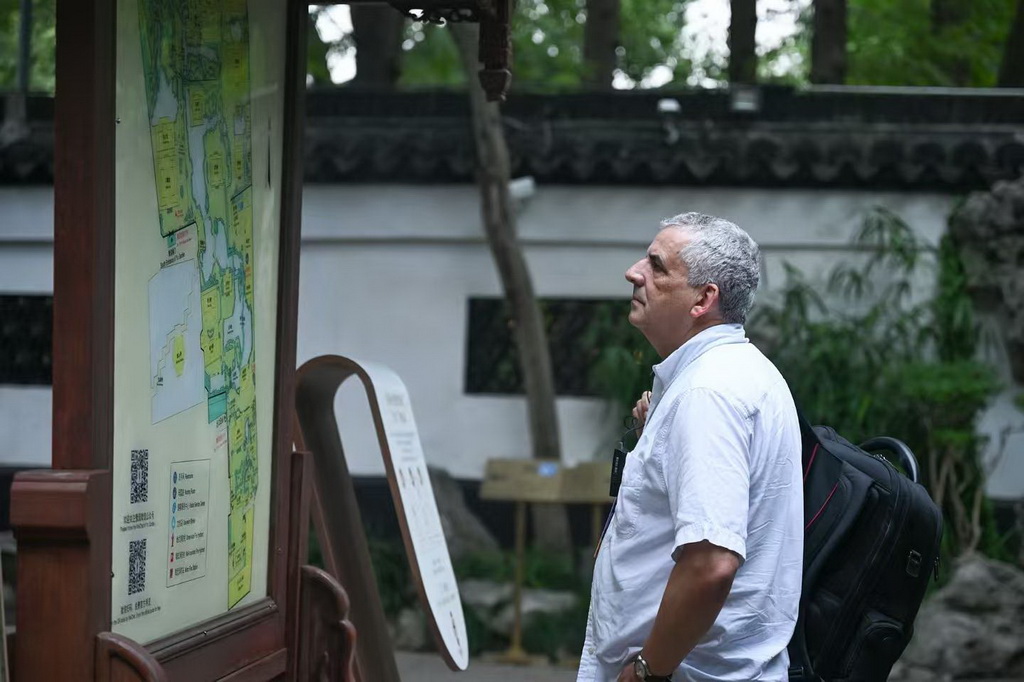 10月13日，嘉宾在上海豫园参观。新华社记者 陈浩明 摄