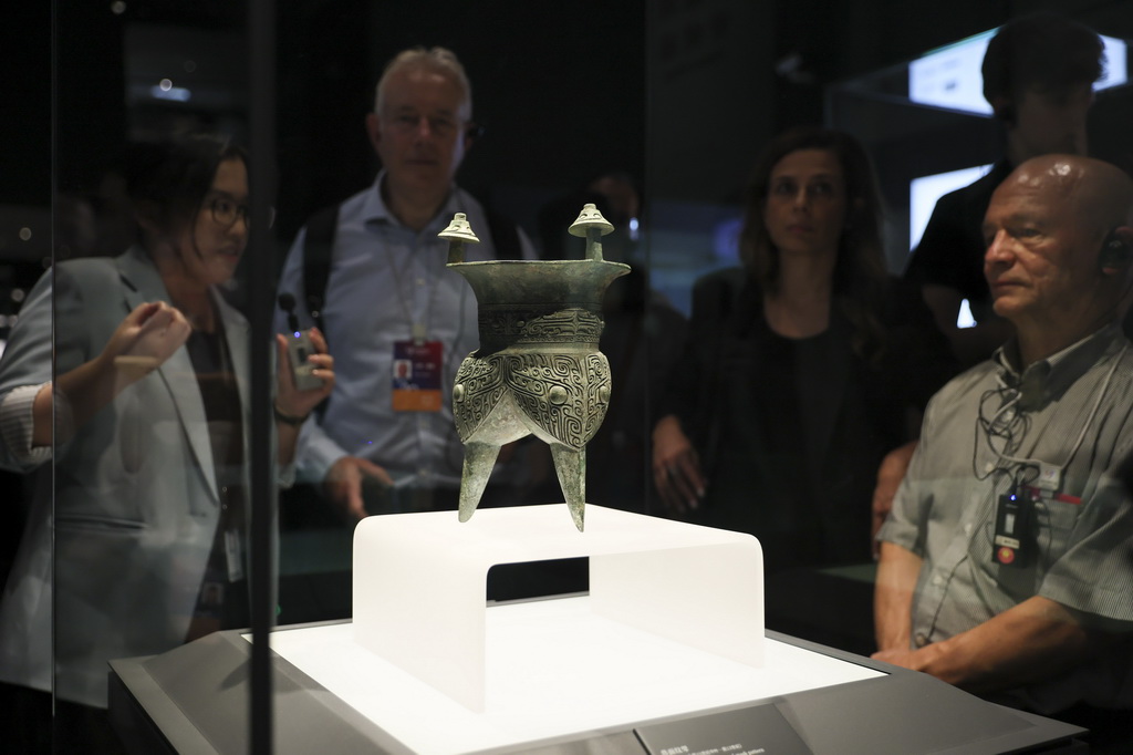 10月13日，嘉賓在上海博物館東館青銅館參觀。新華社記者 王翔 攝