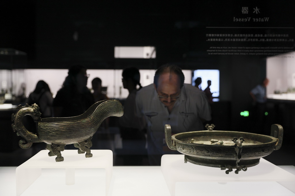 10月13日，嘉宾在上海博物馆东馆青铜馆参观。新华社记者 王翔 摄