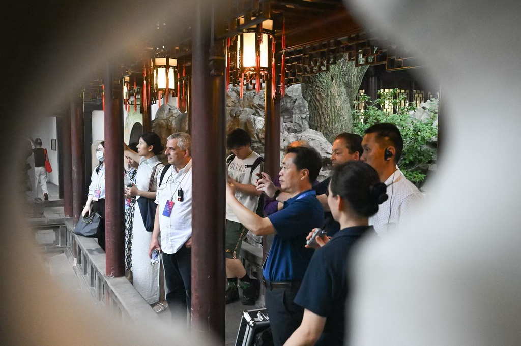 10月13日，嘉宾在上海豫园参观。新华社记者 陈浩明 摄