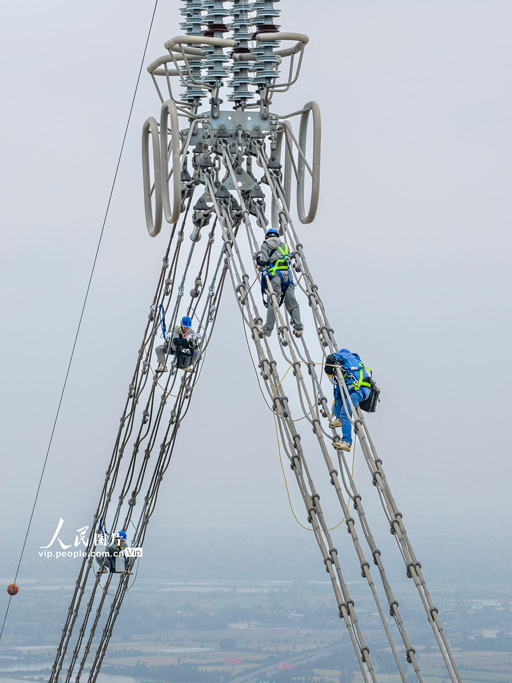安徽枞阳：电力工人高空涂刷防冰涂料【4】