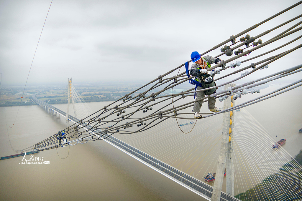 安徽枞阳：电力工人高空涂刷防冰涂料