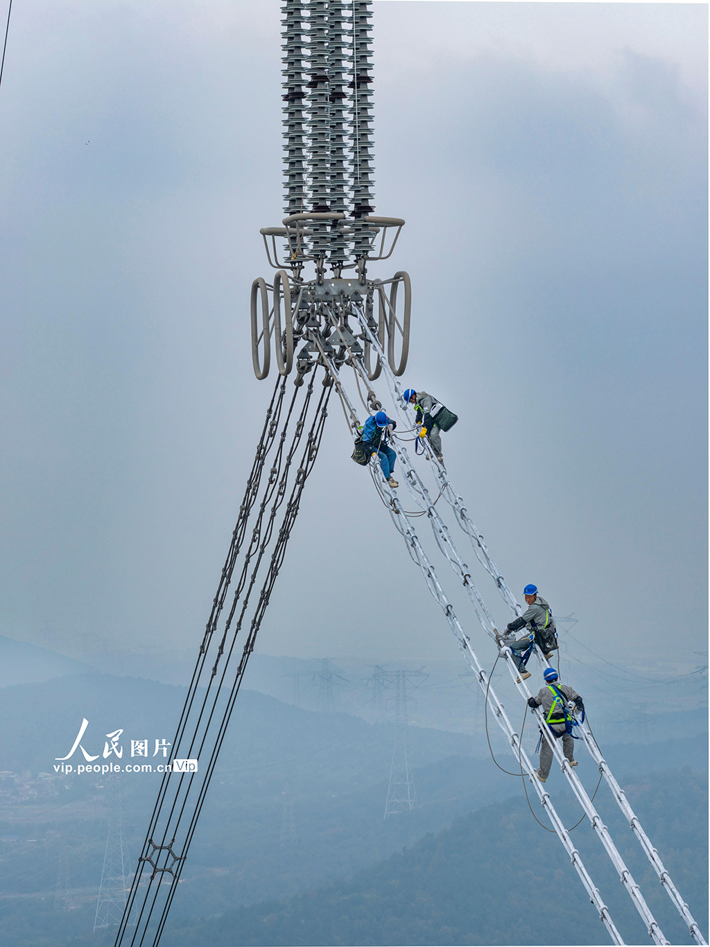 安徽枞阳:电力工人高空涂刷防冰涂料【5】