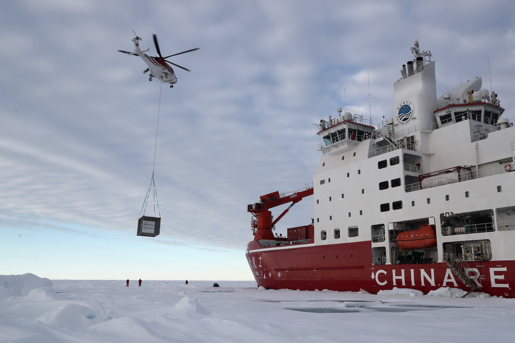 8月31日，直升机在吊运防熊笼。