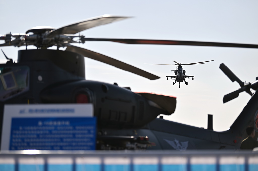 10月14日，参加飞行表演的直升机进行演练。新华社记者 李然 摄