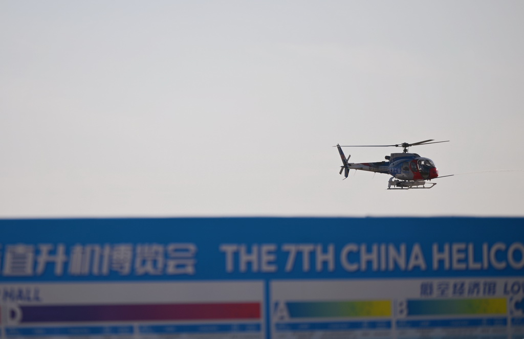10月14日,参加飞行表演的直升机进行演练。新华社记者 李然 摄