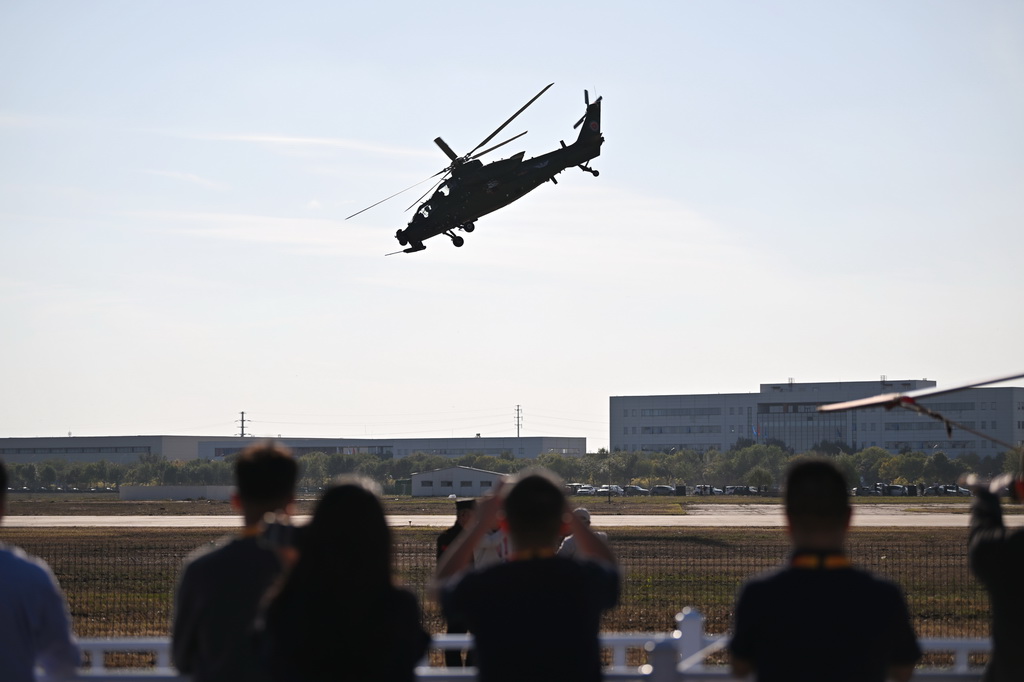 10月14日，参加飞行表演的直升机进行演练。新华社记者 李然 摄