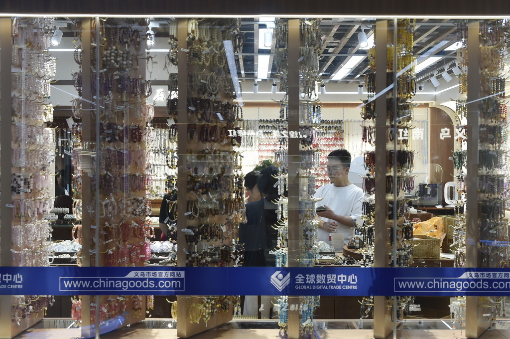 10月14日，顾客在新开业的义乌全球数贸中心的商铺内选购商品。