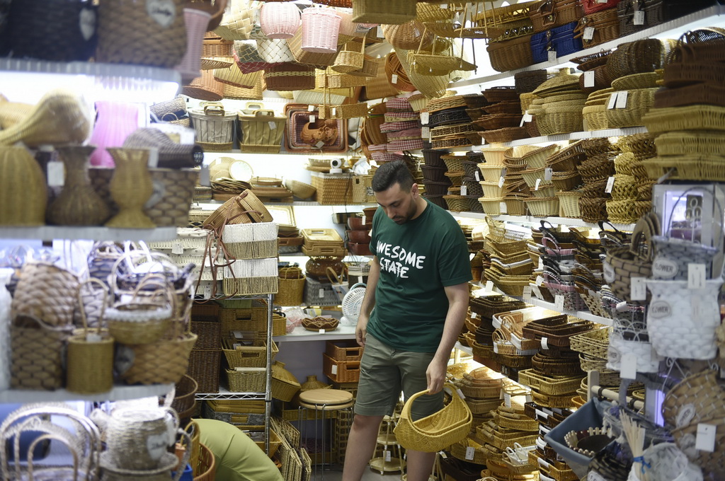 10月14日，外國客商在義烏國際商貿城一區市場的商鋪內選購商品。