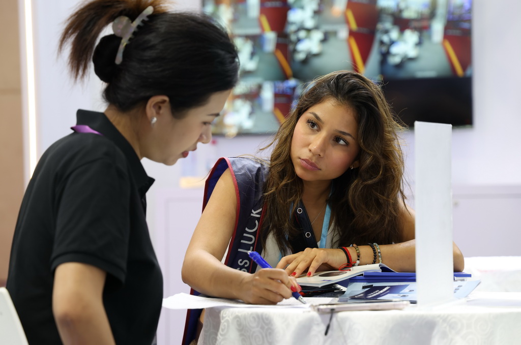 10月15日,客商在广交会上洽谈。