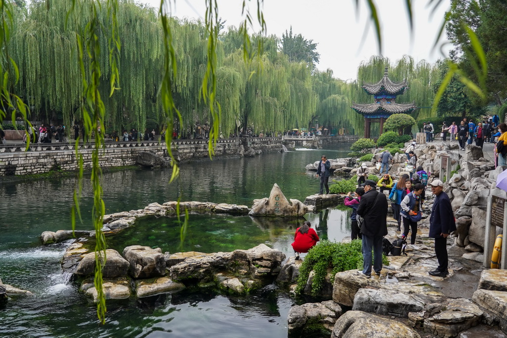 10月15日，游客在济南白石泉观光游览。