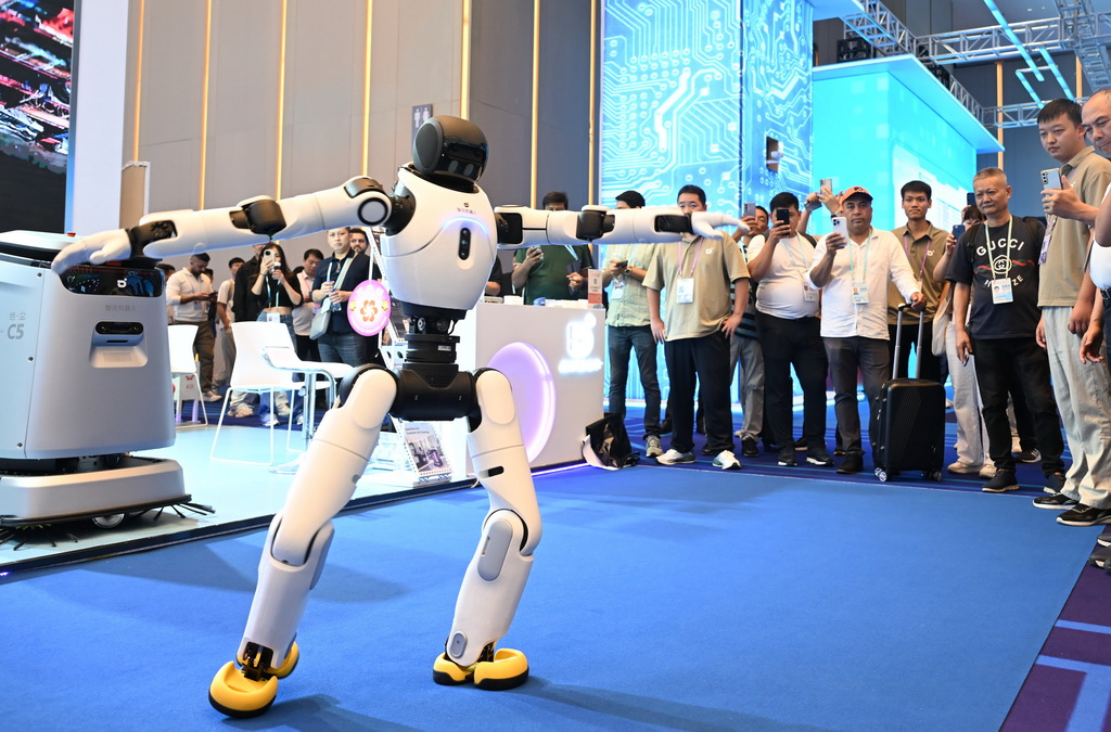 这是10月15日在第138届广交会服务机器人专区拍摄的人形机器人表演。新华社记者 邓华 摄