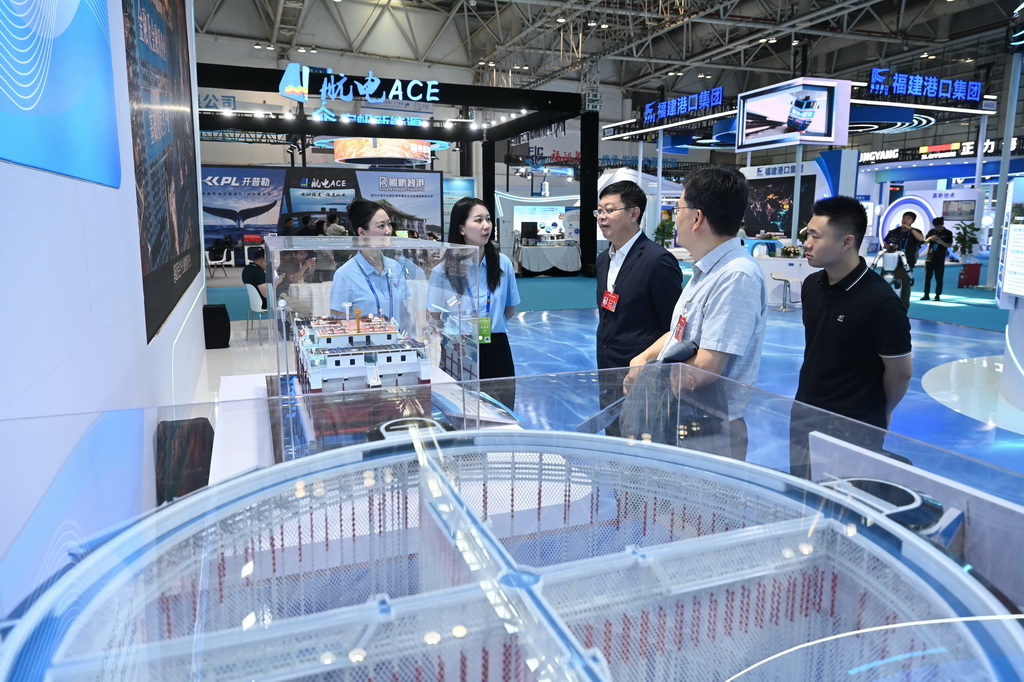 10月16日,与会人员在中国海洋装备博览会现场参观。新华社记者 周义 摄