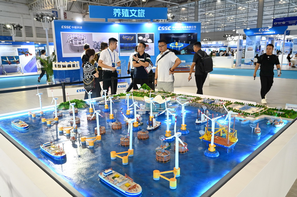 10月16日,与会人员在中国海洋装备博览会现场的蓝色海洋经济综合体沙盘前参观。新华社记者 周义 摄