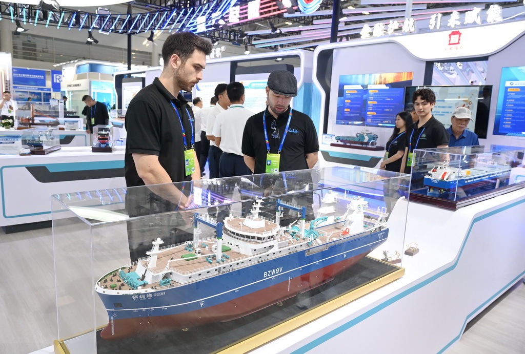 10月16日,与会人员在中国海洋装备博览会现场参观。新华社记者 林善传 摄
