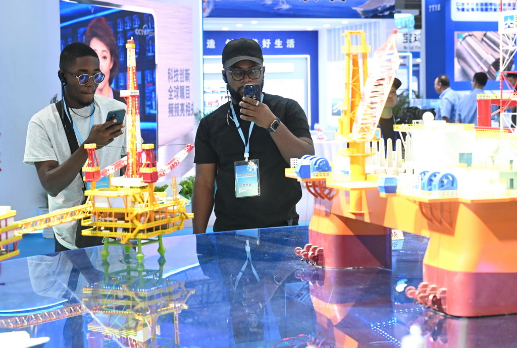 10月16日,与会人员在中国海洋装备博览会现场参观拍摄。新华社记者 周义 摄