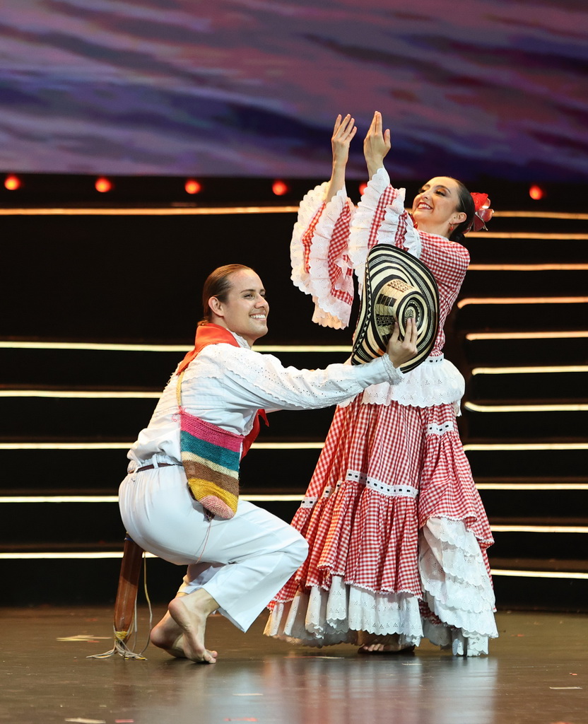 10月16日，哥伦比亚国家民间舞蹈团在表演舞蹈《昆比亚舞》。