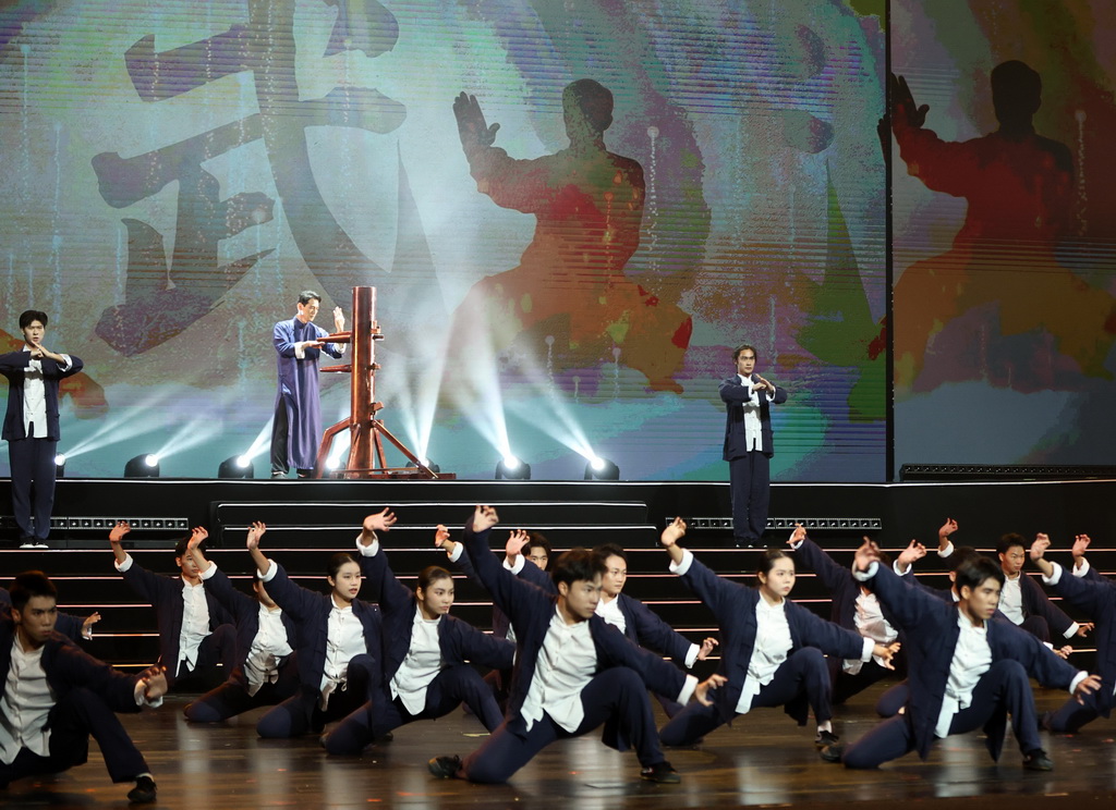 10月16日，佛山武术队员在表演武术《功夫佛山》。