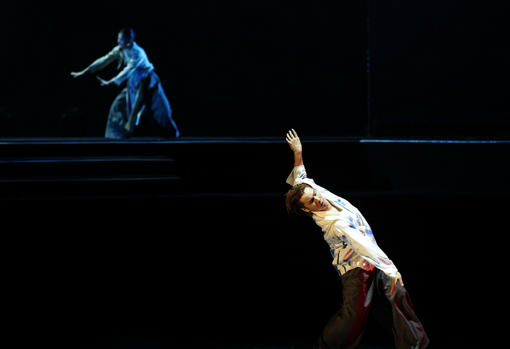 10月16日，中国舞动青春艺术团在表演舞蹈《桥》。