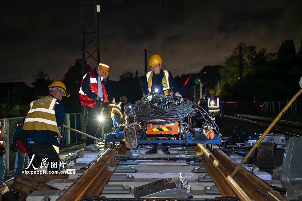 贵州贵阳：川黔铁路集中修施工有序推进【2】