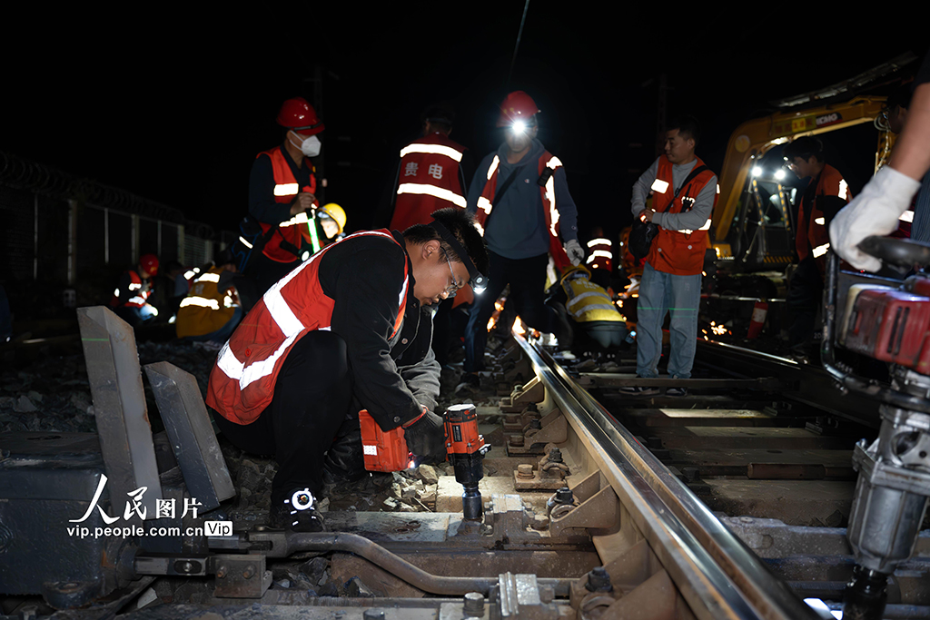 贵州贵阳：川黔铁路集中修施工有序推进【3】