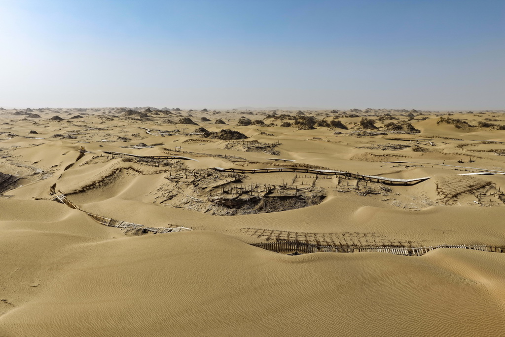 這是尼雅遺址內建筑遺跡等（無人機照片，10月17日攝）。