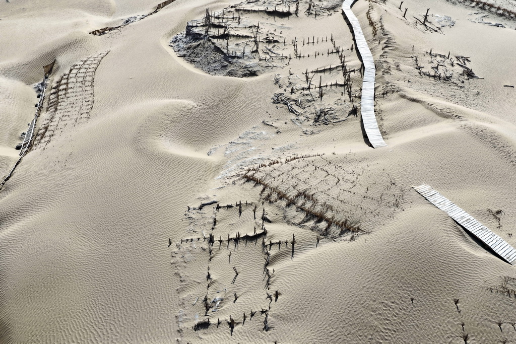 这是尼雅遗址内建筑遗迹等（无人机照片，10月17日摄）。