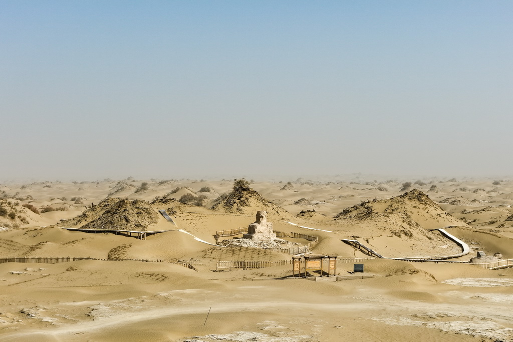 這是尼雅遺址內的佛塔(無人機照片,10月17日攝)。