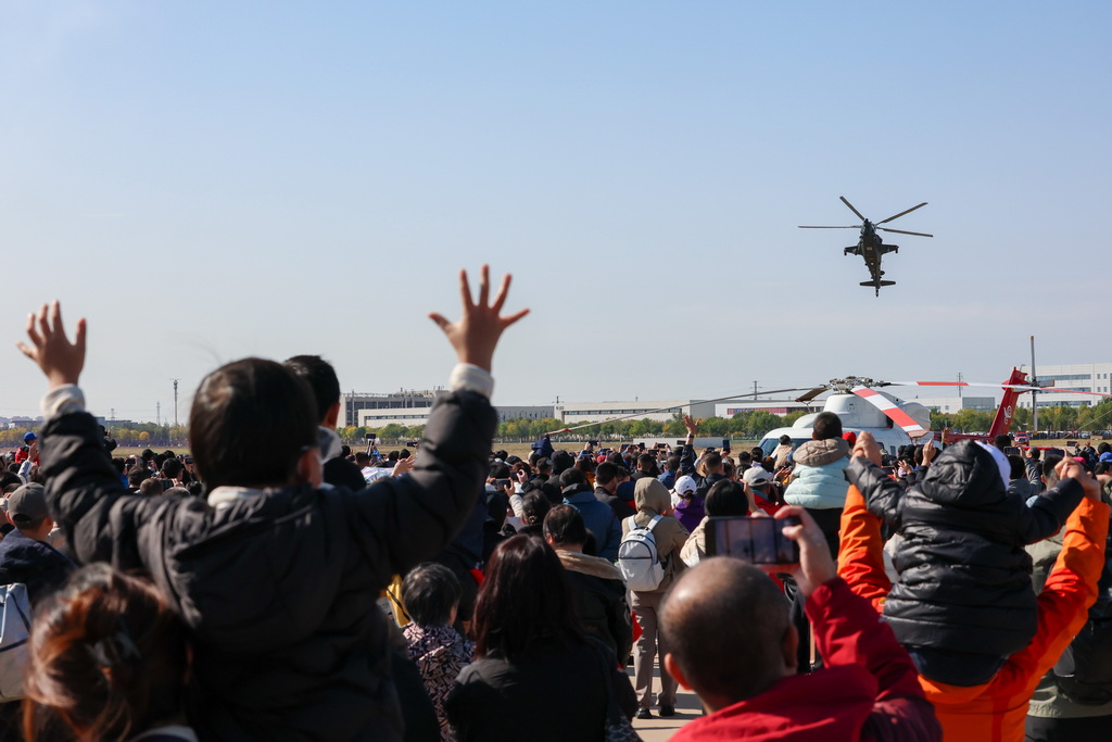 10月18日，觀眾向完成飛行表演的直-10直升機致意。新華社記者 孫凡越 攝
