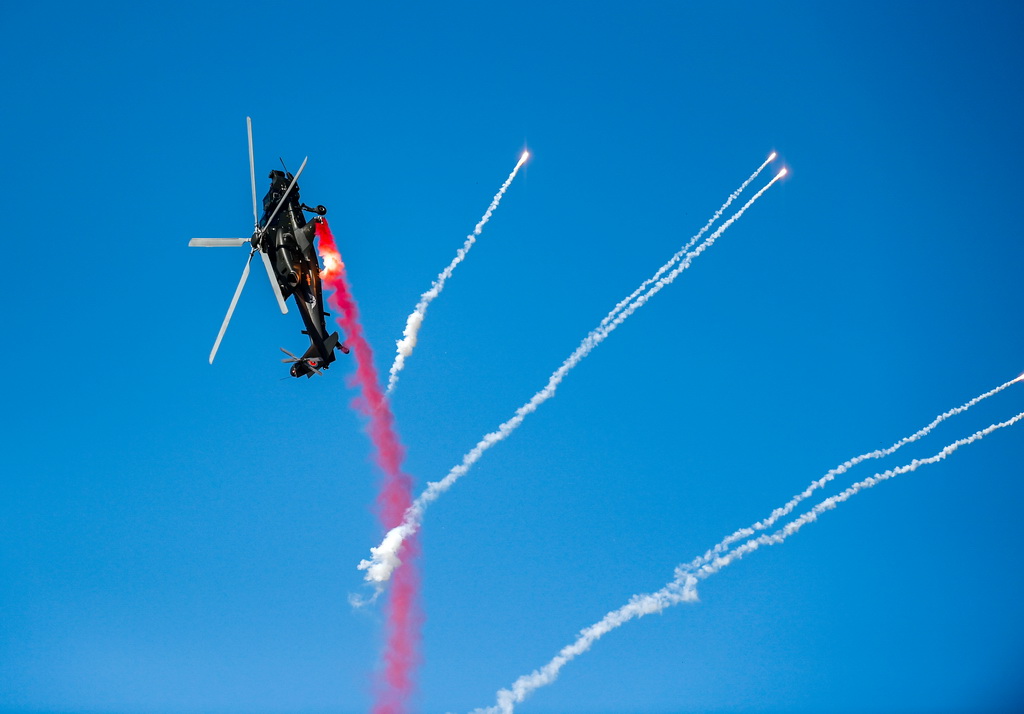 10月18日，直-10直升機進行飛行表演。新華社記者 趙子碩 攝