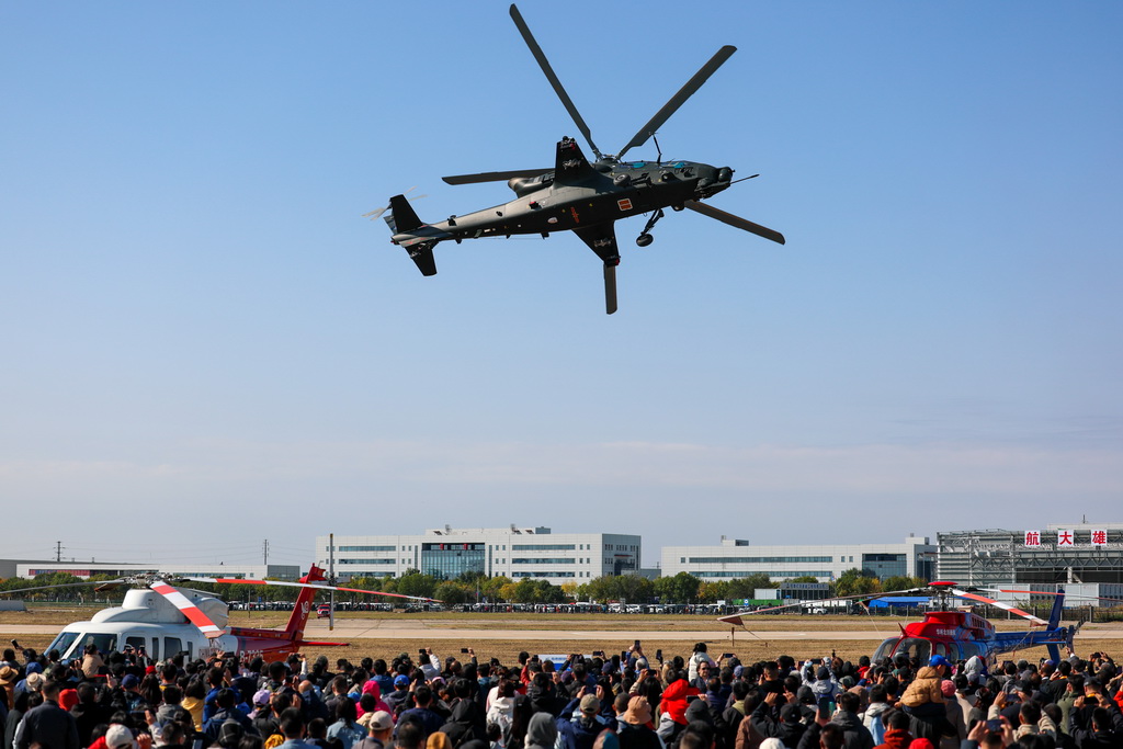 10月18日，直-10直升機進行飛行表演。新華社記者 孫凡越 攝