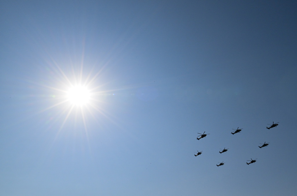 10月18日，陆军“风雷”飞行表演队进行飞行表演。新华社记者 孙凡越 摄