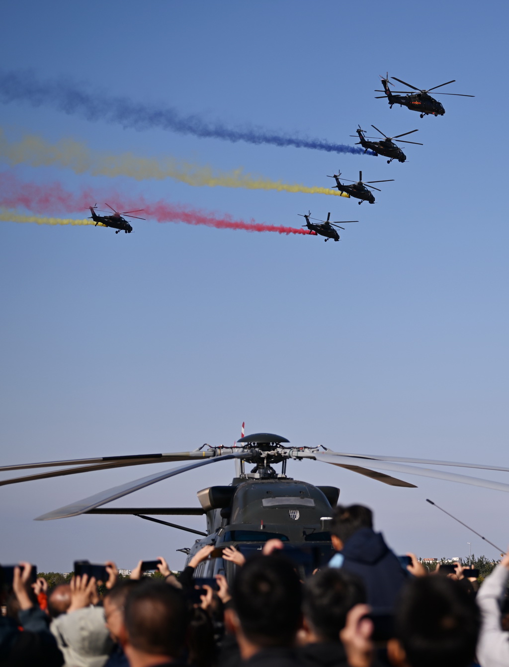 10月18日，陸軍“風雷”飛行表演隊進行飛行表演。新華社記者 李然 攝