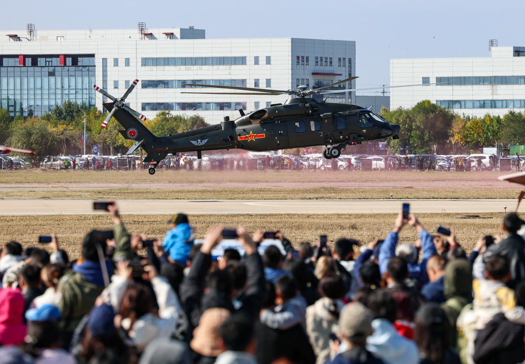 10月18日，观众观看直-20直升机飞行表演。新华社记者 孙凡越 摄