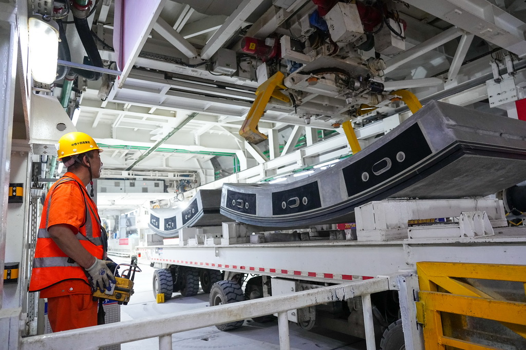 10月19日，中铁十四局工程人员在济南航天大道黄河隧道南线盾构段作业。