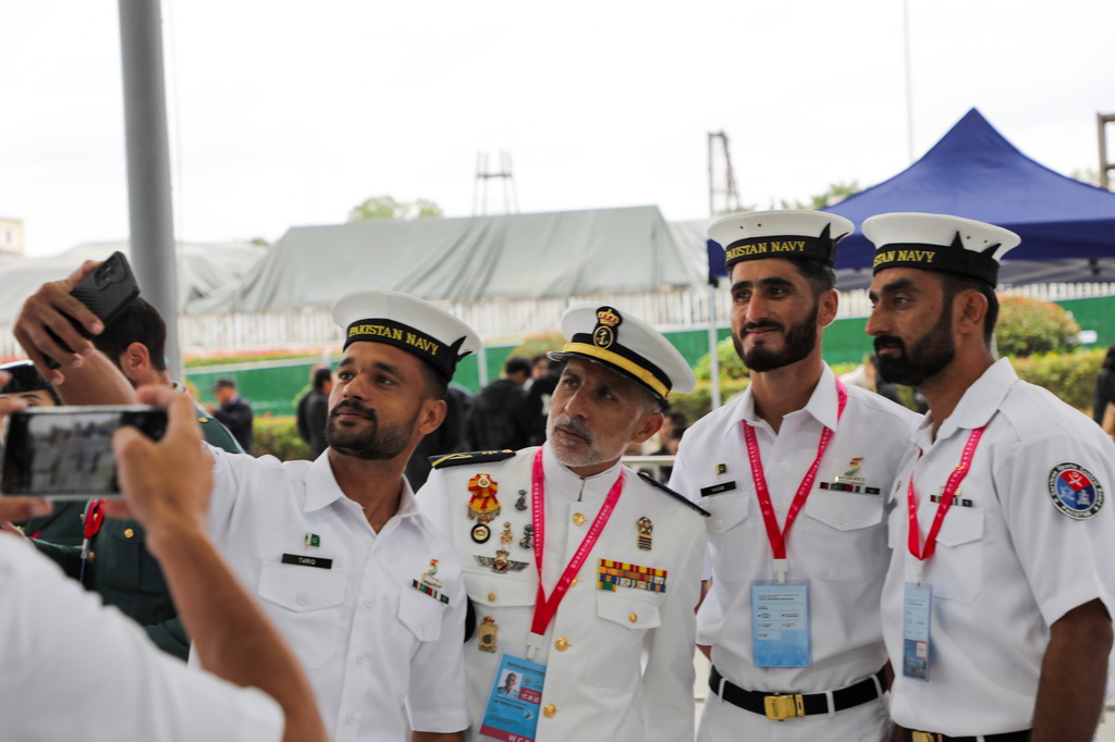 10月19日，外國代表團成員在開幕式前合影。新華社記者 李萌萌 攝