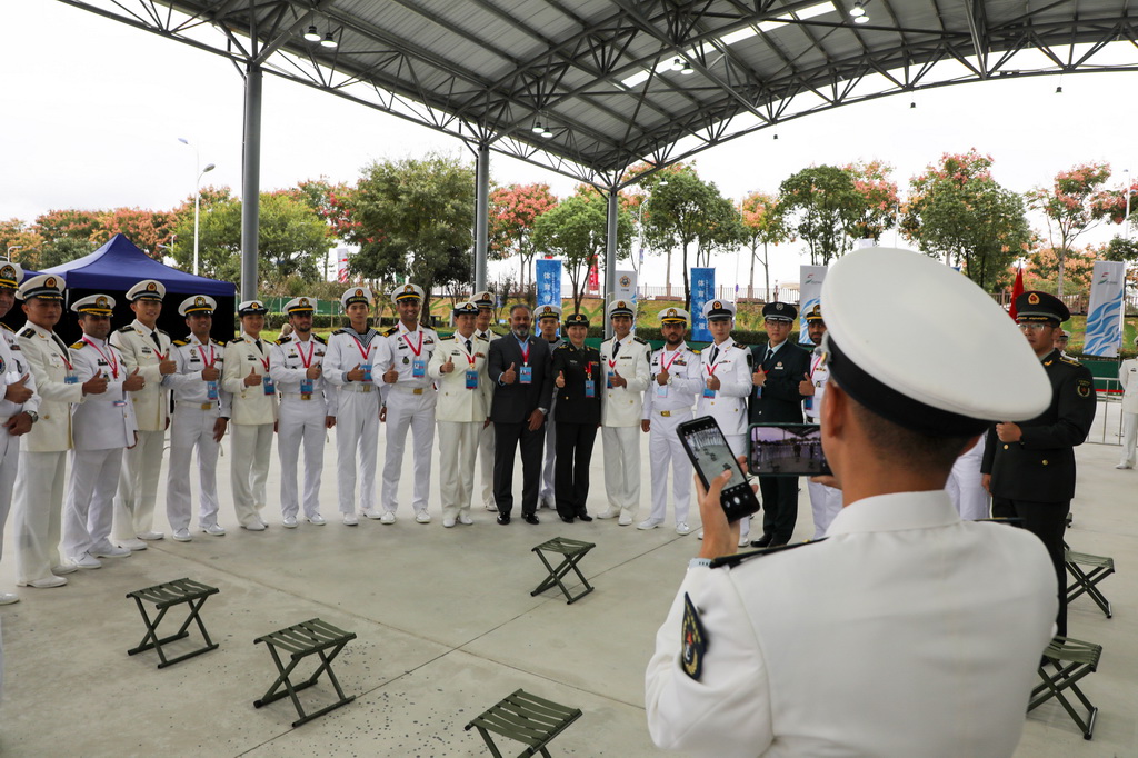 10月19日，中国代表团成员与外国代表团成员在开幕式前合影。新华社记者 黎云 摄