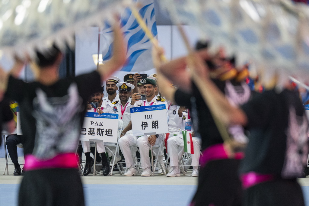 10月19日，外国代表团成员观看开幕式节目表演。新华社记者 伍志尊 摄