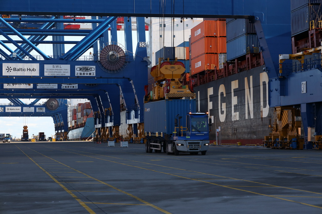 10月19日，在波蘭北部格但斯克港，從中國寧波舟山港出發的中歐北極快航航線首艘貨船進行裝卸工作。